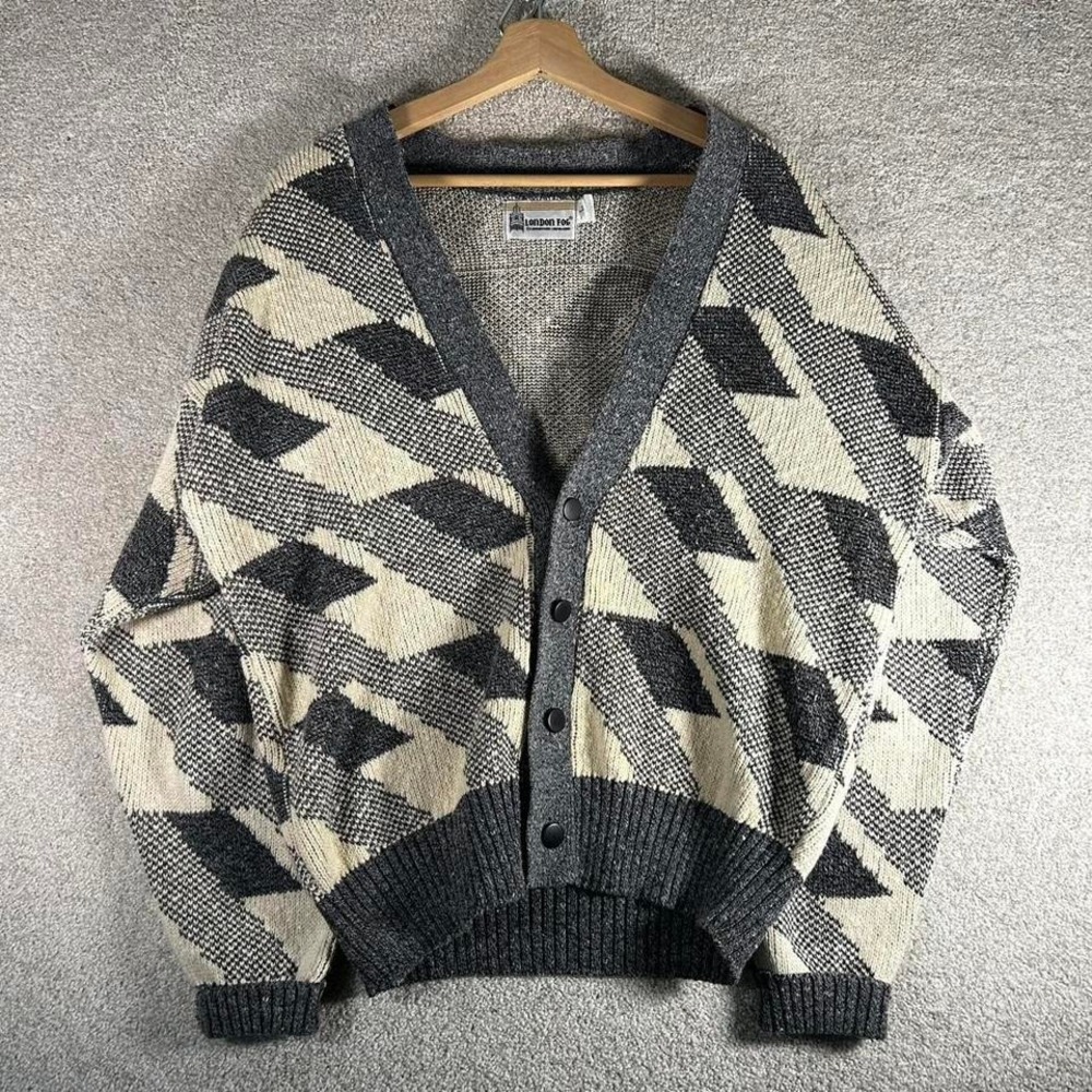 Vintage women's grey and cream geometric pattern cardigan knit sweater